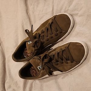 Suede puma tennis shoes